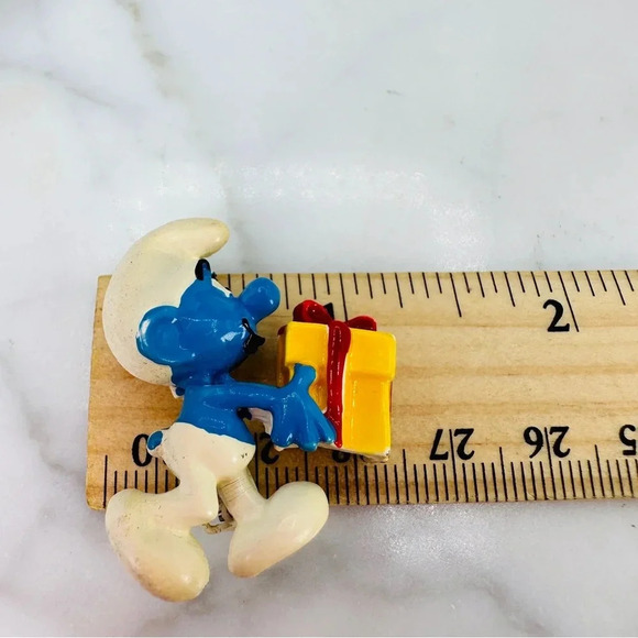 Vintage Jokey Smurf Pin Die Cast Present Box Cartoon Comic 70s Collectib… - Picture 8 of 9